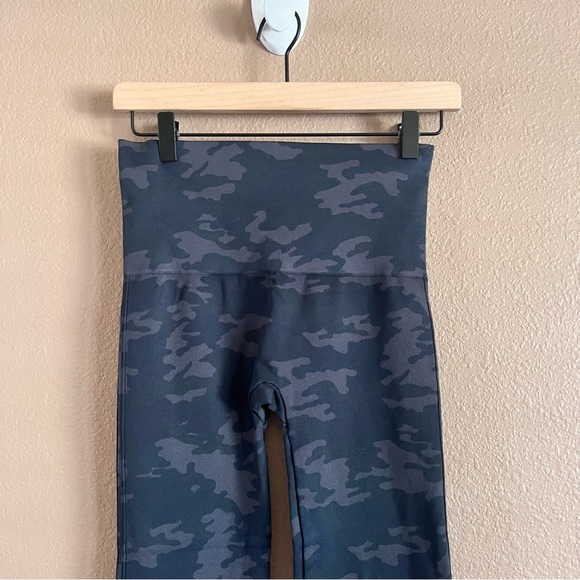 Spanx Look at Me Now Camouflage Leggings Size Large - Picture 3 of 9